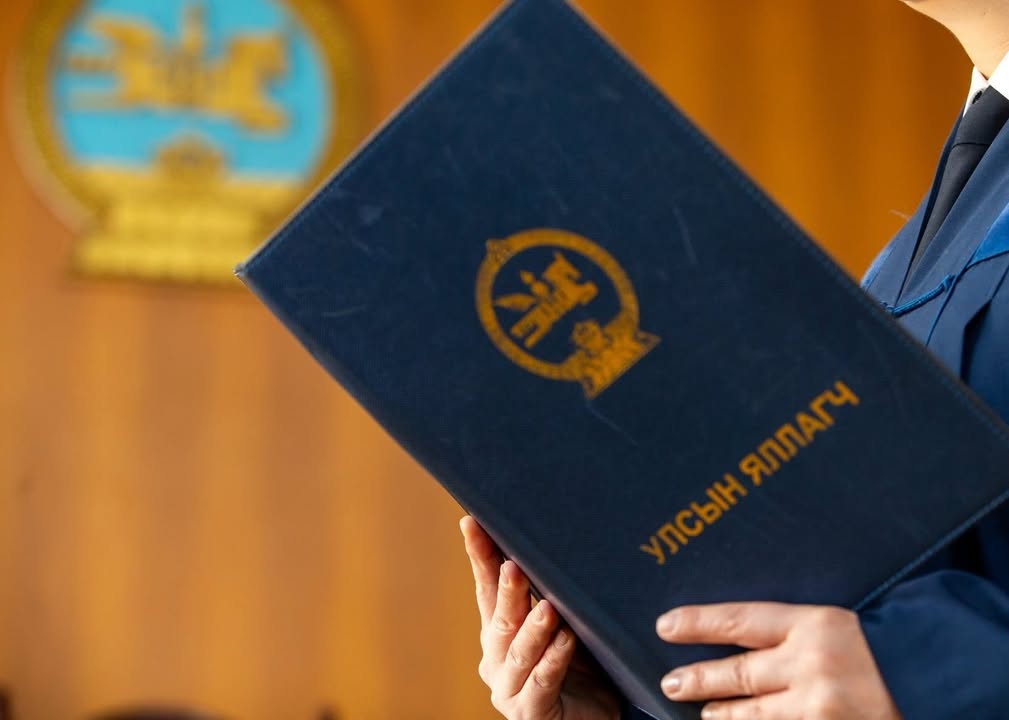 Жирэмсэн эмэгтэй, дөрвөн настай охиныг хөнөөсөн М.Батчулуунд бүх насаар хорих ял оноожээ